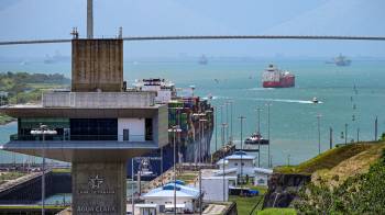 El canal de Panamá fue construido por Estados Unidos, que lo inauguró en 1914 y lo administró hasta su traspaso al Estado panameño el 31 de diciembre de 1999.