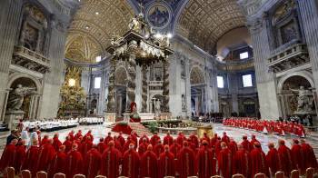Cardenales reunidos en la V misa de novenario por el fallecimiento del papa Francisco.