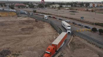 Fotografía de archivo tomada con un dron que muestra vehículos en fila para cruzar las aduanas en la frontera de EE.UU. en El Puente Internacional Cordova de las Américas, en Ciudad Juárez (México).