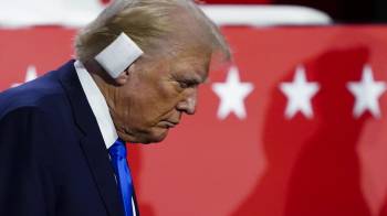 El expresidente y candidato republicano Donald Trump reapareció este lunes 15 de julio con la oreja vendada.
