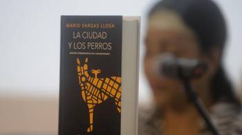 Detalle de una edición de 'La Ciudad y los Perros', novela emblemática de Mario Vargas Llosa, durante una lectura continuada de esta obra, con motivo del Día Internacional del Libro, este miércoles, 23 de abril, en el Centro Cultural de España en la Ciudad de Panamá (Panamá).