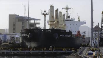 Un buque transita por el canal de Panamá el 22 de marzo de 2024, en Ciudad de Panamá (Panamá).