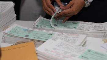 Auditores de la Contraloría resguardan los cheques que entregarán a los funcionarios de la Asamblea Nacional.