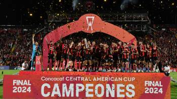 La Liga Deportiva Alajuelense celebrando su segundo título consecutivo de la Copa Centroamericana de la Concacaf.
