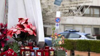 Flores y velas depositadas al pie de la estatua de Juan Pablo II ante la entrada del Hospital Universitario Gemelli de Roma, donde permanece ingresado el papa Francisco.