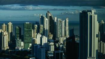 Las proyecciones apuntan a un crecimiento económico moderado, entre el 3 % y 5 %, con una estimación central del 4 % para Panamá.