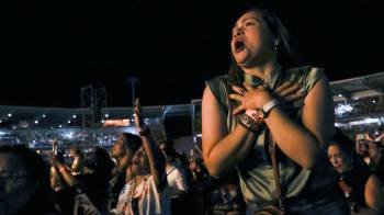 Fanáticas cantando en el concierto de Chayanne en Panamá como parte de su gira ‘Bailemos otra vez’.