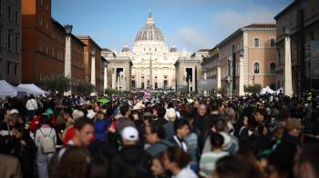 La gente se reúne en la Via della Conciliazione antes del funeral del difunto Papa Francisco, cerca del Vaticano, en Roma, el 26 de abril de 2025.