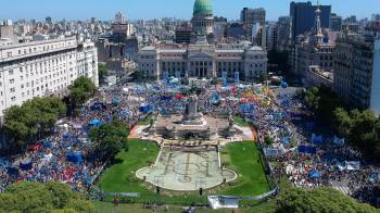 Fotografía de archivo fechada el 1 de marzo de 2022 que muestra una marcha a las afueras del Congreso de la Nación antes de la apertura de sesiones y donde se discutiría, entre otros temas, un acuerdo con el FMI para refinanciar la alta deuda con el organismo, en Buenos Aires, Argentina.