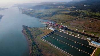 Por el canal de Panamá cruza el 6% del comercio mundial, y representa casi el 60% de la carga de contenedores.