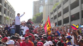 Fotografía cedida por Prensa Miraflores del presidente de Venezuela, Nicolás Maduro, durante una visita este sábado a Maracaibo, estado Zulia (Venezuela).