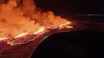 Fotografía cedida hoy por Defensa Civil de Islandia donde se observa una erupción volcánica al norte de Grindavík (Islandia).