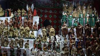 Una mujer vende figuras de Navidad en una feria navideña, el 18 de diciembre de 2023, en La Paz (Bolivia). EFE/Luis Gandarillas