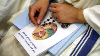 Una monja cristiana sostiene un rosario durante una misa en memoria del difunto papa Francisco en la iglesia católica caldea de San José (Mar Youssef), en el distrito bagdadí de Karrada, el 25 de abril de 2025.