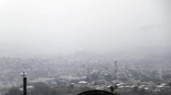 Fotografía del 8 de mayo de 2024 que muestra la capa de humo y contaminación que cubre la ciudad de Tegucigalpa (Honduras).