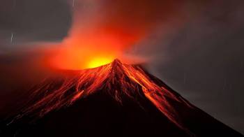 Vista del volcán ecuatoriano Tungurahua, situado en la frontera entre la provincia homónima y la del Chimborazo, en el centro andino de Ecuador.