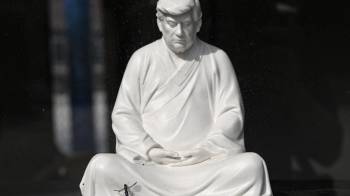 escultura del presidente electo de Estados Unidos, Donald Trump, en una pose que evoca a Buda.