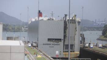 Fotografía de un barco pasando por una de las esclusas este lunes, en el Canal de Panamá.