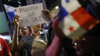 Una mujer sostiene un cartel durante una manifestación este martes, en Ciudad de Panamá (Panamá).