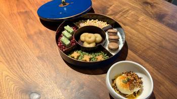 Selección de postres de Mingles que incluye pastel de arroz inflado con algas del mar Amarillo, macaron de chocolate y “gochugaru” (polvo de chile) o crema catalana con doenjang (pasta de soja fermentada), semilla de girasol y jujube.