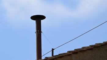 Chimenea por donde debe salir el humo blanco en caso de que se defina la elección del nuevo Papa.