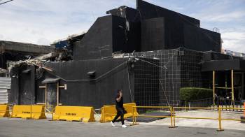 Una persona camina frente a uno de los accesos a la discoteca Jet Set este viernes, en Santo Domingo (República Dominicana).