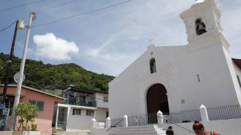 Fachada de la iglesia de San Pedro en Taboga.
