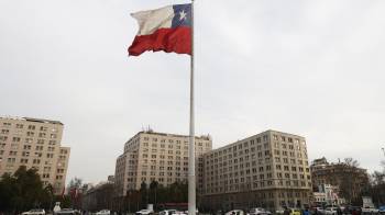 La bandera de Chile a las afueras del palacio de La Moneda, en Santiago.