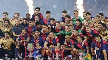 Los jugadores del Barcelona celebran el título de Liga, de Copa del Rey y de Supercopa de España.