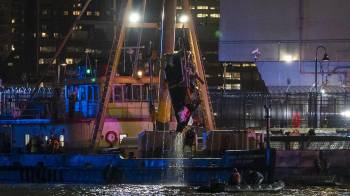 Organismos de emergencia retiran del agua los restos de un helicóptero accidentado este jueves, en el Río Hudson en Nueva York (Estados Unidos).
