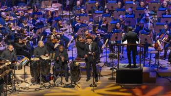 El legendario cantante panameño Rubén Blades (c) fue registrado este domingo, 30 de marzo, durante la presentación de su opera salsa 'Maestra Vida', junto a la Orquesta Filarmónica de Nueva York, en el teatro Lincoln Center de Nueva York (Estados Unidos).