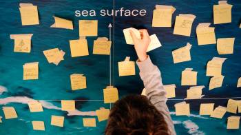 Una exposición para escolares en el Port Olímpic, una de las actividades que con motivo de la Conferencia del Decenio del Océano de la Unesco tuvo lugar en Barcelona.