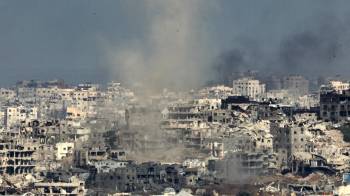 Esta imagen, tomada desde un punto en el sur de Israel, en la frontera con la Franja de Gaza, muestra columnas de humo en Gaza durante el bombardeo israelí del 20 de mayo de 2025, en medio de la guerra en curso contra el movimiento militante palestino Hamás.