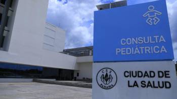 La niña se mantiene hospitalizada en Ciudad de la Salud.