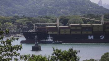 Un buque carguero transita por el Canal de Panamá este martes, en Ciudad de Panamá.