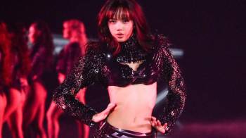 La cantante surcoreana se presentó en la pasarela del Victoria’s Secret Fashion Show 2024.