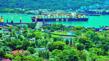 Por el Canal de Panamá transitan a diario entre 13.000 y 14.000 barcos.