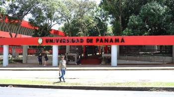 Entrada de la Universidad de Panamá.