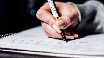 Escribir a mano es saber elegir el papel adecuado, la pluma correcta y hasta la tinta ideal para hacerlo.