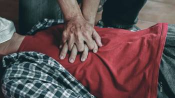 La muerte cardíaca súbita es la alteración e interrupción inesperada de la actividad cardíaca.
