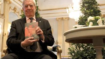 Fotografía de archivo, tomada el 6 de diciembre de 2010, del escritor peruano Mario Vargas Llosa, al posar para EFE, antes de recibir el premio Nobel de Literatura de ese año, en Estocolmo.