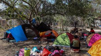 Migrantes descansan en un campamento improvisado, en una fotografía de archivo.