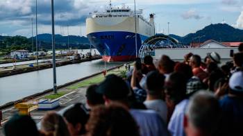 Un buque cruza el Canal de Panamá desde las esclusas de Miraflores, Cocolí.