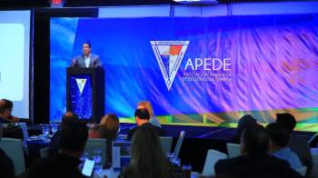 Juan Carlos Arosemena, presidente de Apede, este lunes, durante la reunión mensual del gremio.