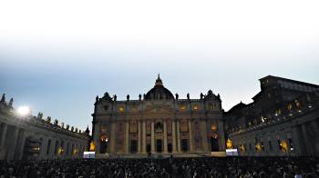 Una vista general muestra a la multitud frente a la basílica de San Pedro por la noche, durante el cónclave para elegir a un nuevo papa, el 7 de mayo de 2025.