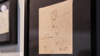 Parte de la colección de 16 ilustraciones originales de 1943 de El Principito de Antoine de Saint-Exupéry, exhibidas al público en Sotheby’s en París, Francia.