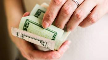 El décimo tercer mes es un cálculo que abarca los salarios devengados en el cuatrimestre correspondiente, incluyendo horas extras, comisiones, bonificaciones y cualquier otro ingreso salarial.