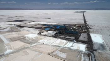 Vista aérea de la primera planta estatal de carbonato de litio de Bolivia en el municipio de Colcha “K”, al sur del Salar de Uyuni, en el departamento de Potosí, Bolivia, el 15 de diciembre de 2023.