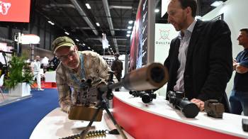 Un visitante observa una de las armas expuestas durante el primer día de celebración de la Feria Internacional de Defensa y Seguridad de España.