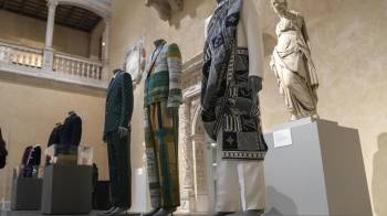 Fotografía de algunos de los trajes que forman parte de la exposición 'Superfine: Tailoring Black Style' este miércoles en la sede del Museo Metropolitano (Met) de Nueva York (EE.UU.).
